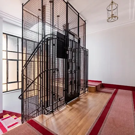 Veeve - A Romance In Rouge Apartment